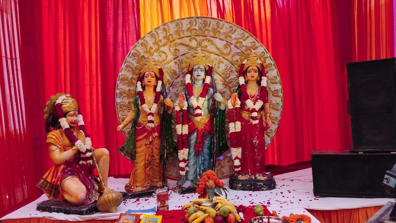 Divya Bhajan Mandali dwara Sundarkand Path ke liye Gada-dhaari Hanuman ji ki murti