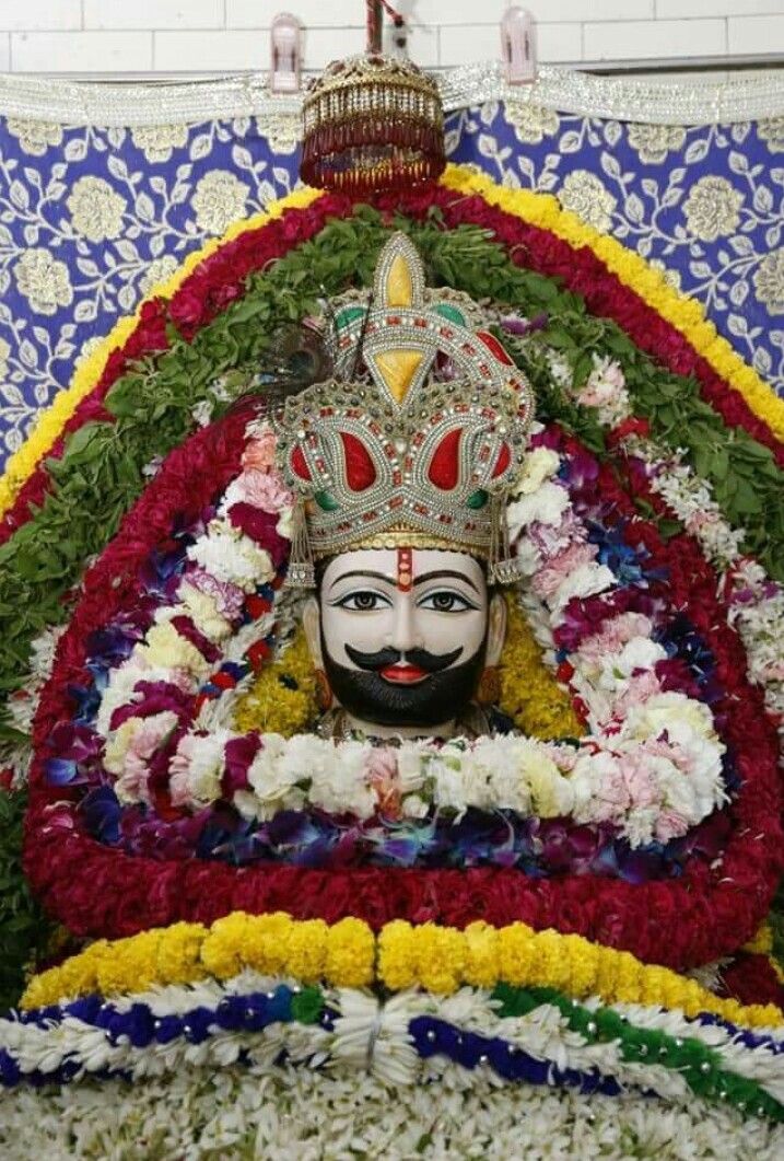 Haath uthakar Khatu Shyam kirtan mein jhoomte hue Shyam premi (bhakt)