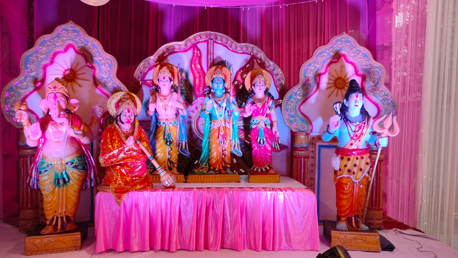 Apni chhati mein Ram-Sita ko dikhate hue Veer Hanuman ji