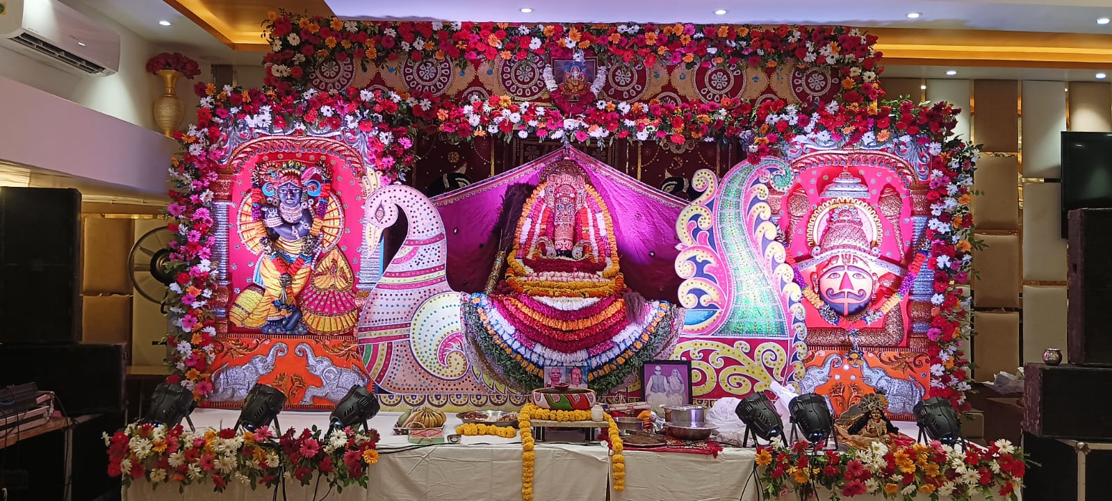 Phoolon se saje Khatu Shyam Baba ka manmohak darbar, Divya Bhajan Mandali dwara